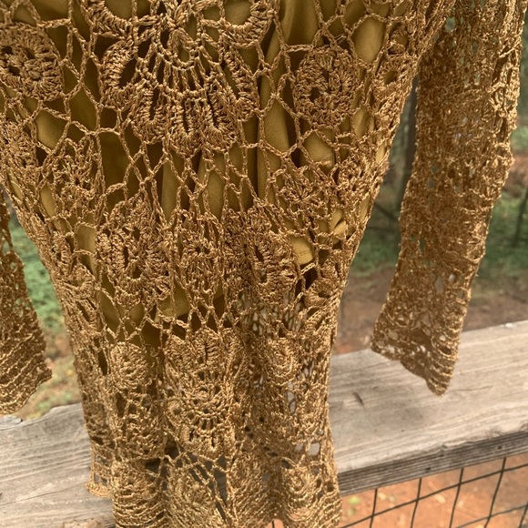 Cable & Gauge burnt gold crochet layered( with cami) neutral pullover sweater - Picture 7 of 12